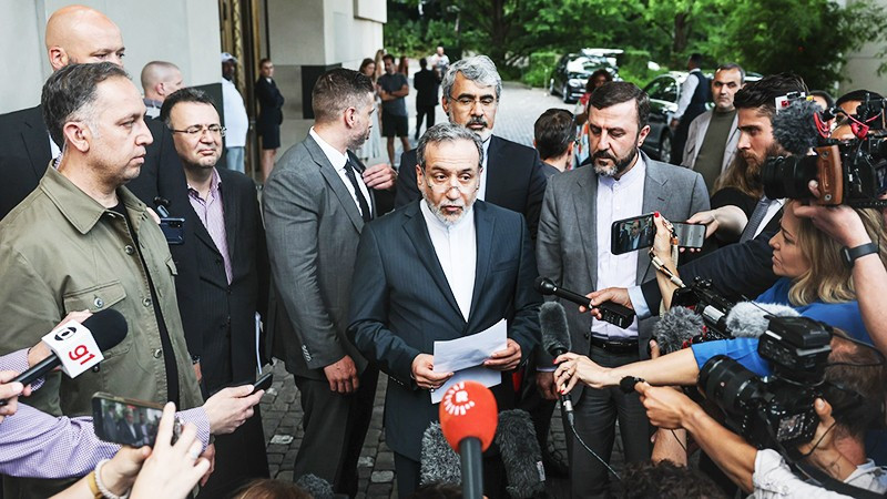 Bộ trưởng Ngoại giao Iran Araghchi (giữa) cho biết, Tehran tiếp tục làm giàu urani. Ảnh: GETTYIMAGES
