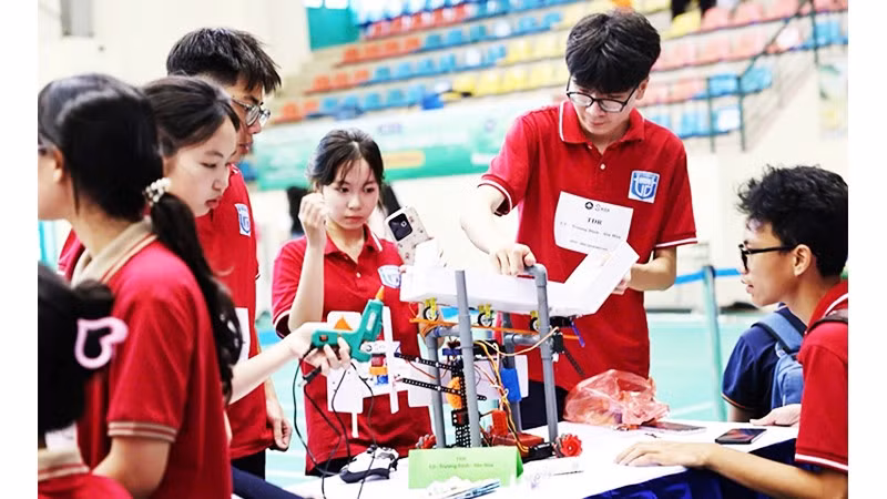Học sinh trung học thi lắp ráp robot. Ảnh: HNUE