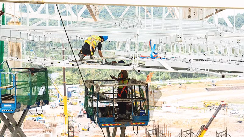 Đơn vị thi công lắp đặt 25.000 tấn thép tại Nhà ga T2 Cảng Hàng không quốc tế Phú Quốc.