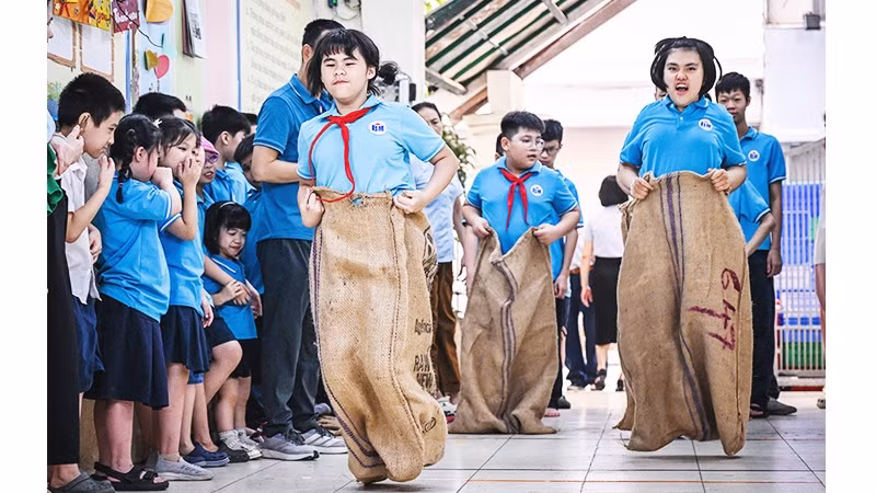 Phần thi nhảy bao bố được các em học sinh hào hứng tham gia.