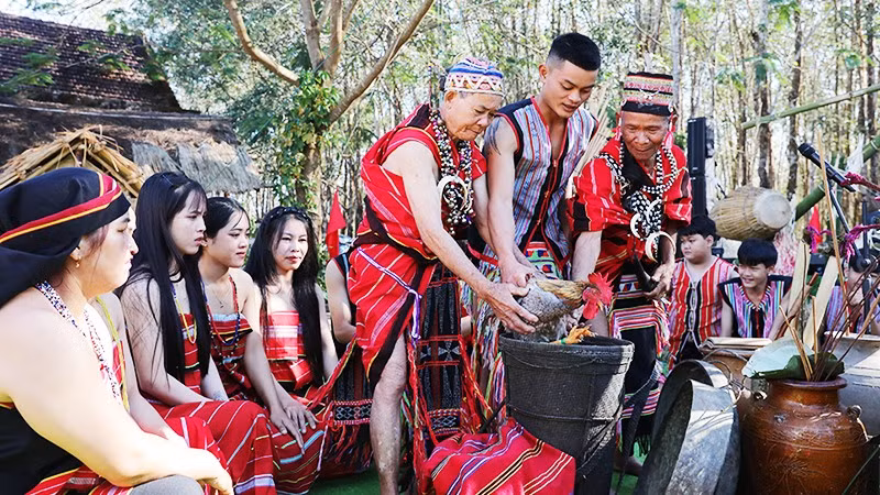 Lễ ăn than của người Giẻ-Triêng. Ảnh: K.MINH
