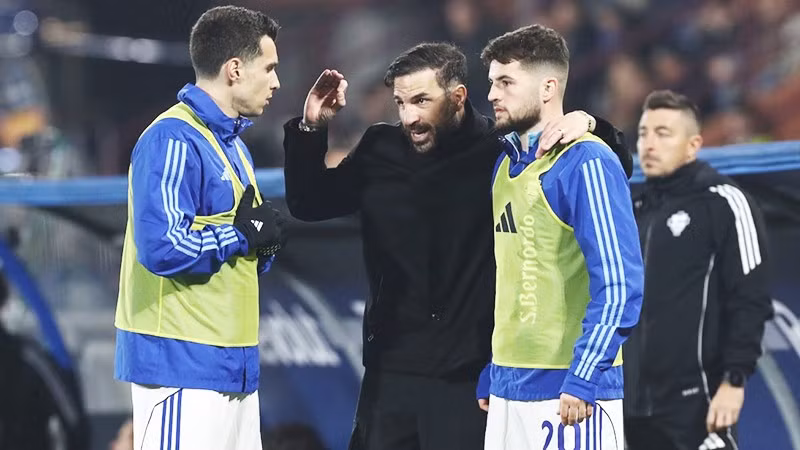 Dưới sự dẫn dắt của Cesc Fabregas (giữa), Como 1907 đang là hiện tượng của Serie A mùa này.