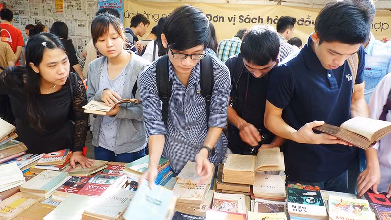 Rất cần các biện pháp khơi dậy văn hóa đọc.