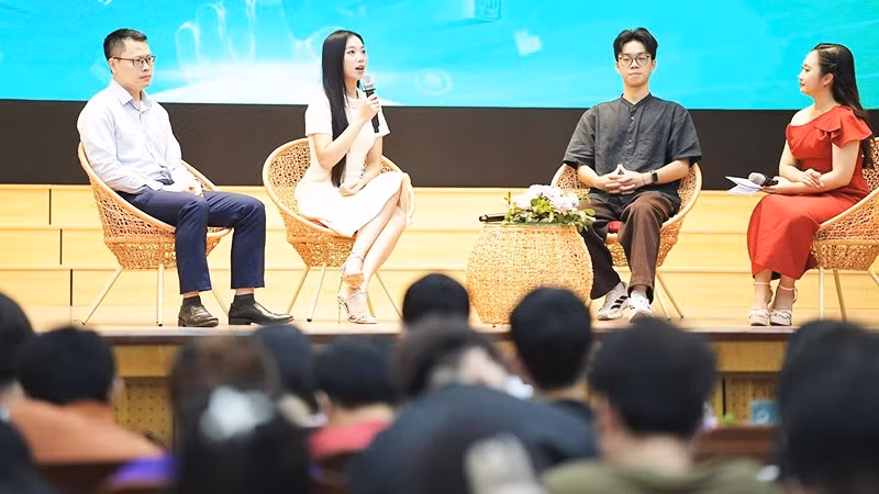 Khách mời đưa ra nhiều lời khuyên bổ ích về quản lý tài chính cá nhân cho các bạn trẻ.