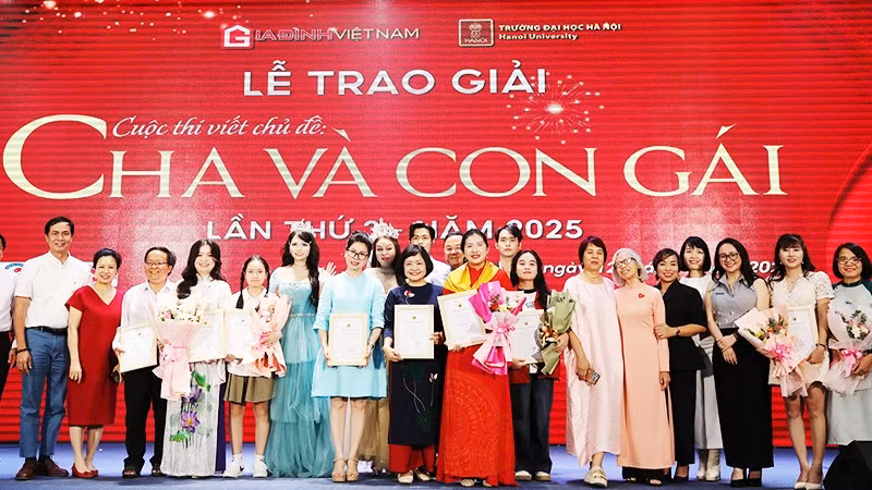 Các tác giả đoạt giải chụp ảnh lưu niệm. Ảnh: KHIẾU MINH