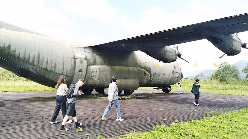 Du khách nước ngoài tham quan máy bay C130.