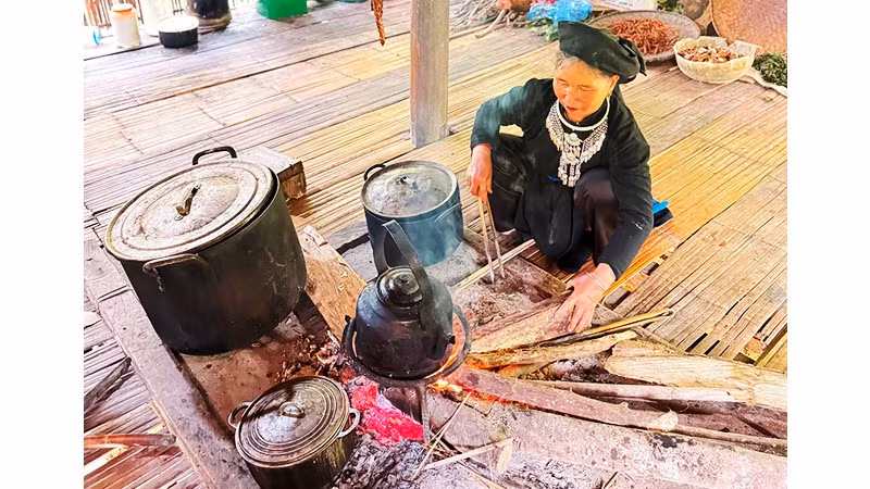 Bà Vàng Thị Sỏng trong căn bếp của người La Chí.
