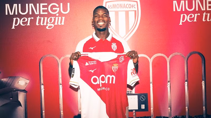 Pogba rạng rỡ trong mầu áo mới Monaco sau hai năm bị cấm thi đấu vì dương tính với chất cấm.