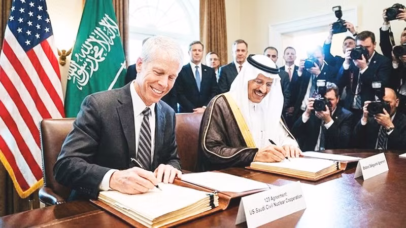 Hai bộ trưởng Chris Wright (bên trái) và Arabia Abdulaziz bin Salman ký kết thỏa thuận. Ảnh: AP