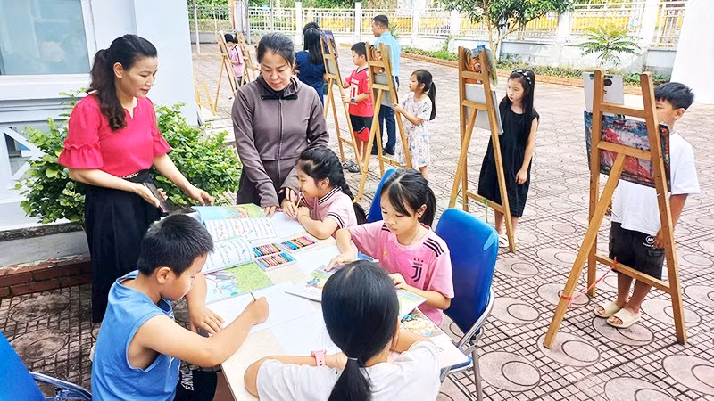 Đến thư viện, các em được các cô tận tình chỉ dạy từng nét vẽ.