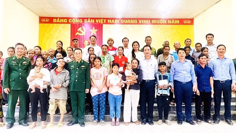 Lãnh đạo tỉnh và Bộ đội Biên phòng tỉnh Quảng Trị tặng quà cho đồng bào Rục, xã Kim Phú.