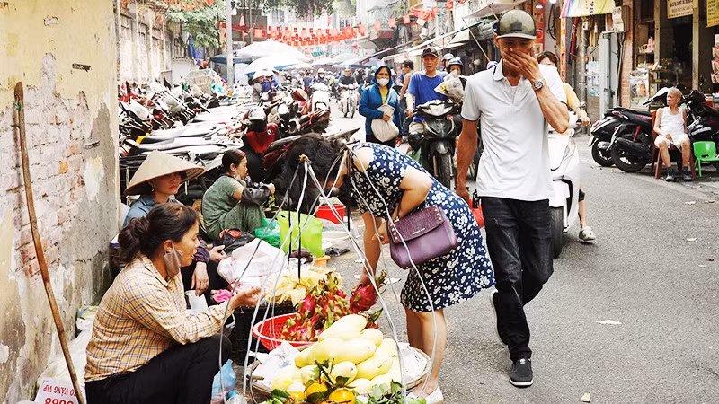 Chợ vẫn họp trên phố Thanh Hà, phường Hoàn Kiếm. Cần những giải pháp thông minh để giữ không gian chung và bảo đảm sinh kế cho người dân.