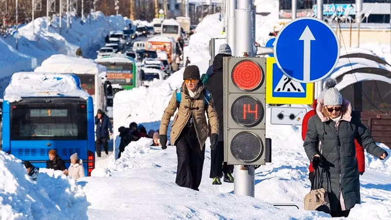 Tuyết biến các con phố thành những khối tuyết dày đặc ở Nga. Ảnh: RIA NOVOSTI