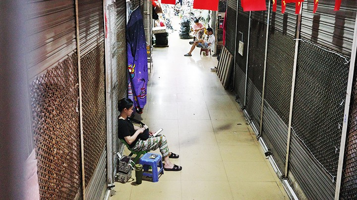 Nhiều ki-ốt kinh doanh thời trang tại chợ Đồng Xuân đóng cửa cả ngày. 104.jpg