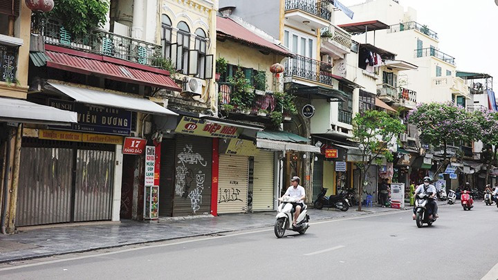 Phần lớn các gian hàng tạm thời ngưng hoạt động để “tránh” các đoàn kiểm tra. 102.jpg