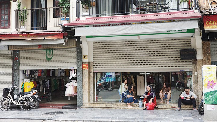 Nhiều cửa hàng vẫn mở hé cửa, khi có khách vẫn tiếp tục bán hàng. 103.jpg