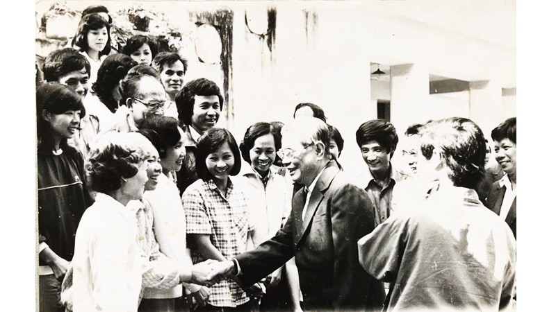 Tổng Bí thư Nguyễn Văn Linh gặp gỡ cán bộ, biên tập viên NXB Kim Đồng. Ảnh: NXB cung cấp