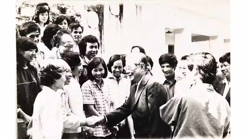 Tổng Bí thư Nguyễn Văn Linh gặp gỡ cán bộ, biên tập viên NXB Kim Đồng. Ảnh: NXB cung cấp