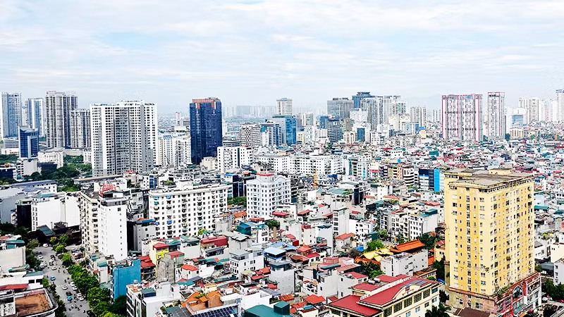 Nếu khai thác tốt, “mái nhà” Hà Nội có thể trở thành thảm xanh hữu ích. Ảnh: NAM NGUYỄN