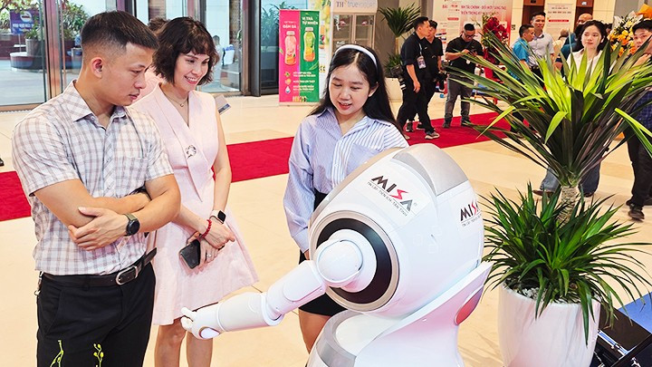 Trải nghiệm công nghệ tại gian hàng của báo Tiền Phong.Ảnh: NAM HẢI 123.jpg