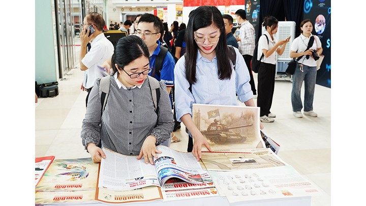 Phụ san Báo Nhân Dân được các bạn trẻ ưa thích.