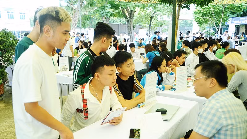 Lao động trẻ tìm việc làm tại phiên giao dịch lưu động do Trung tâm giới thiệu việc làm tổ chức. Ảnh: NAM HẢI