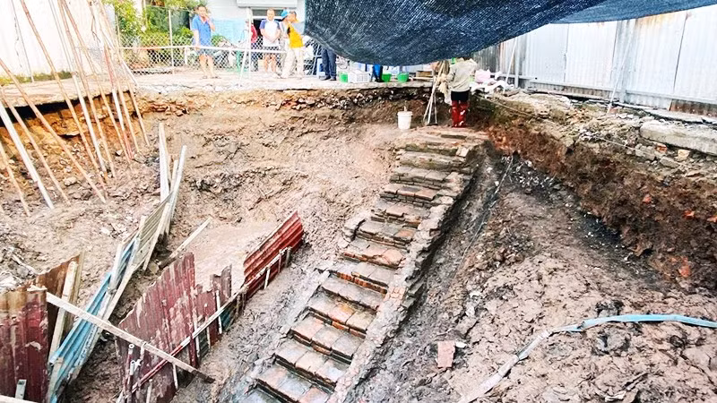 Toàn bộ cầu giếng đã xuất lộ.
