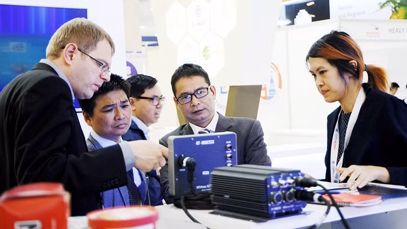 Các chuyên gia trong và ngoài nước trao đổi ý kiến tại một diễn đàn nghiên cứu khoa học. Ảnh: SONG ANH