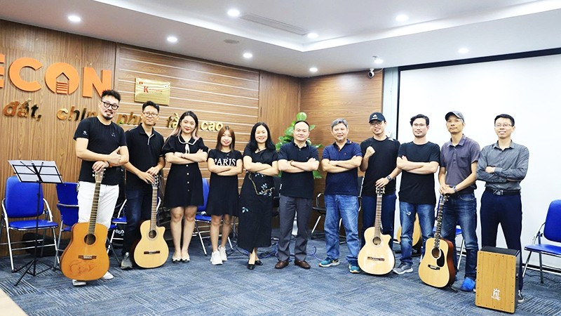 Lớp đàn guitar của nghệ sĩ Lê Hùng Phong tại Tập đoàn FECON. Ảnh: NVCC 52.jpg