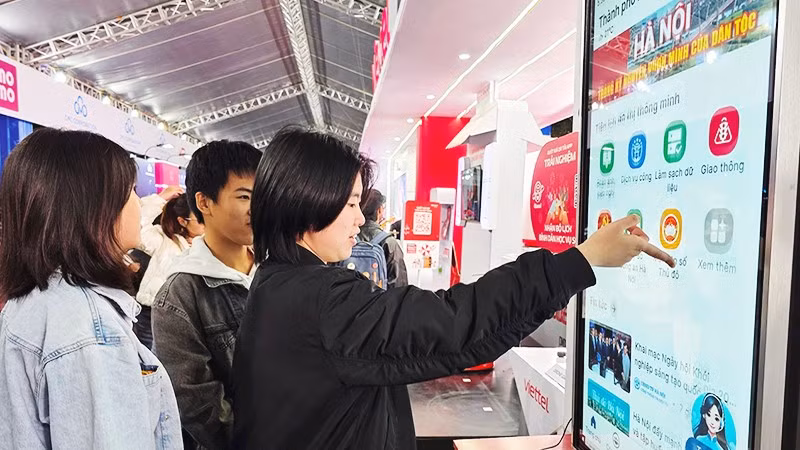 Người dân truy cập vào các tiện ích đô thị thông minh. Ảnh: NAM HẢI