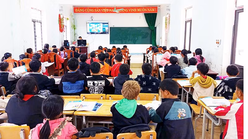 Trường phổ thông bán trú trung học cơ sở Phố Là tổ chức các lớp học trực tuyến môn tiếng Anh.