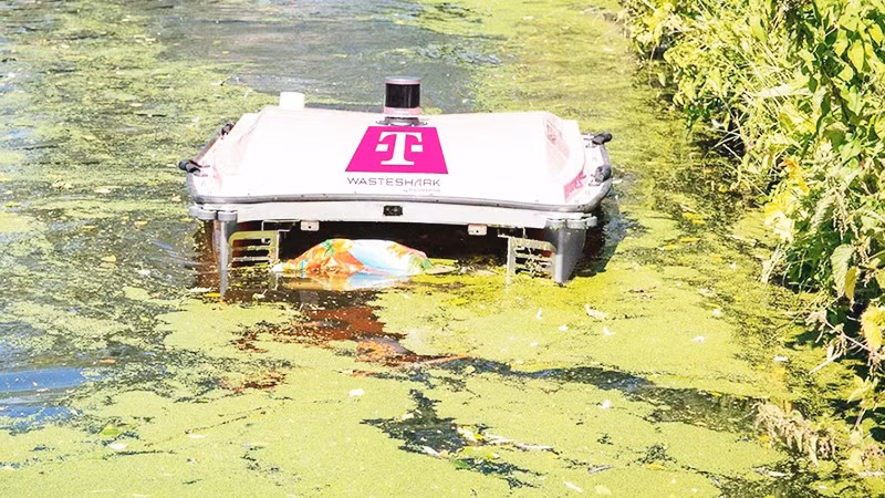 Robot thu gom rác thải nhựa