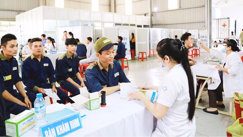 Doanh nghiệp nên phối hợp với cơ sở y tế tổ chức khám theo nhóm nghề, đồng thời lập hồ sơ sức khỏe điện tử để theo dõi lâu dài. 