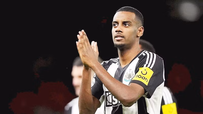 Nếu chiêu mộ được Alexander Isak, Liverpool có thể thiết lập kỷ lục thế giới mới về tổng giá trị chuyển nhượng trong một mùa.