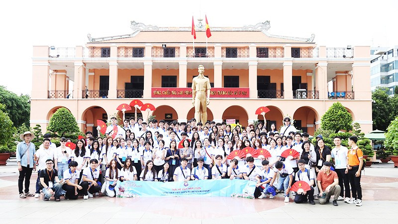 Đoàn đại biểu tham quan và chụp hình lưu niệm tại Bến Nhà Rồng.