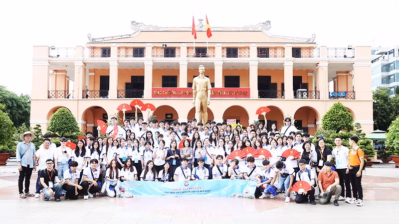 Đoàn đại biểu tham quan và chụp hình lưu niệm tại Bến Nhà Rồng.