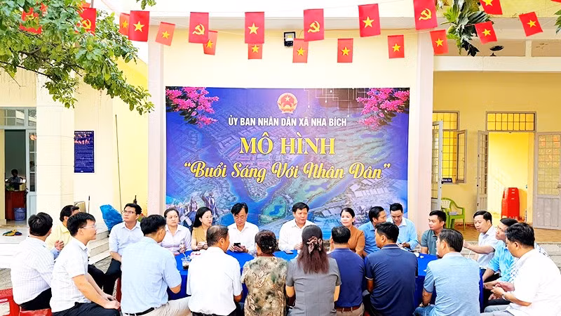 Một cuộc gặp gỡ theo mô hình “Buổi sáng với nhân dân” tại xã Nha Bích. Ảnh: NVCC
