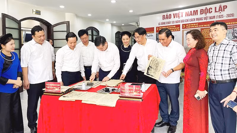 Các đồng chí lãnh đạo và đại biểu tham dự tọa đàm cùng trải nghiệm quy trình in sáp tờ báo Việt Nam Độc lập.