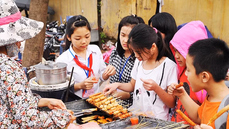 Một quán ăn vặt tại cổng trường. Ảnh: NAM NGUYỄN