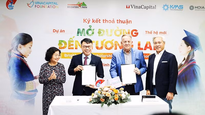 Hỗ trợ các nữ sinh dân tộc thiểu số