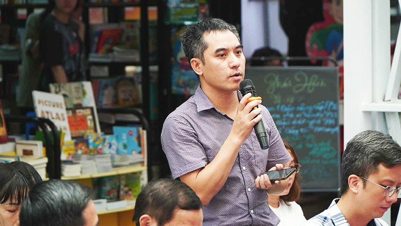 Nhà văn Văn Thành Lê trong một chương trình làm việc tại Đường sách Thành phố Hồ Chí Minh.