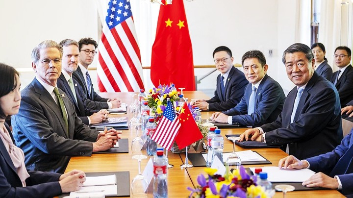Một cuộc đàm phán thương mại gần đây giữa hai phái đoàn Mỹ (trái) và Trung Quốc. Ảnh: CNN