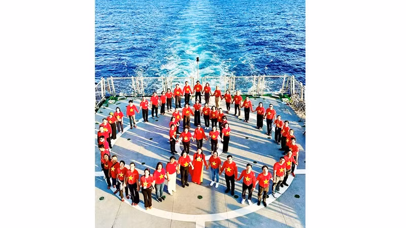 Chị Lê Thương tham gia Chuyến tàu Đại đoàn kết thăm quân, dân Trường Sa năm 2025.