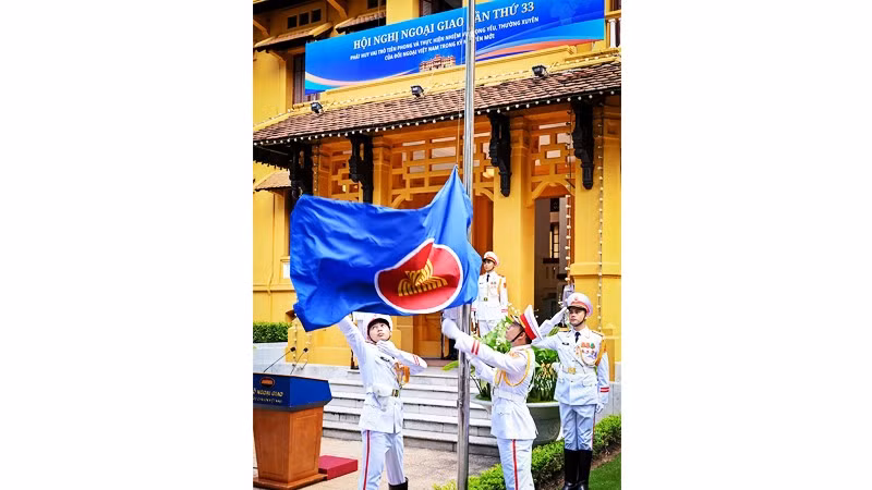 Lễ thượng cờ ASEAN diễn ra tại Thủ đô Hà Nội. Ảnh: TRẦN THÀNH