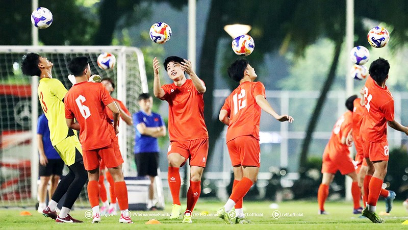 Các cầu thủ U23 Việt Nam tích cực tập luyện chuẩn bị cho trận chung kết gặp U23 Indonesia. Ảnh: VFF