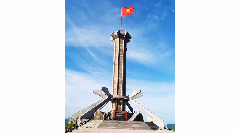 Cờ Tổ quốc trên đảo Cồn Cỏ.