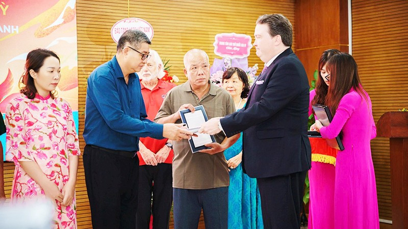 Đại sứ Mỹ Marc Knapper trao Kỷ vật chiến tranh cho con trai liệt sĩ Trần Lũy tại Lễ trao trả Hồ sơ chứng tích chiến tranh tại Trung tâm Lưu trữ quốc gia III, ngày 10/7/2025.