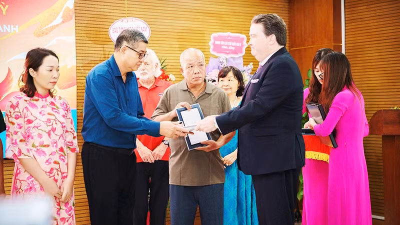 Đại sứ Mỹ Marc Knapper trao Kỷ vật chiến tranh cho con trai liệt sĩ Trần Lũy tại Lễ trao trả Hồ sơ chứng tích chiến tranh tại Trung tâm Lưu trữ quốc gia III, ngày 10/7/2025.