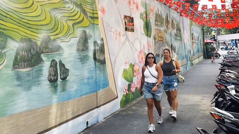 Du khách đang di chuyển tại bãi giữ xe của Đường sách Thành phố Hồ Chí Minh.