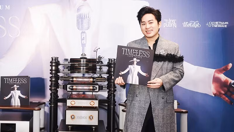 Ca sĩ Tùng Dương cùng đĩa than "The Voice - Timeless". Ảnh: NVCC